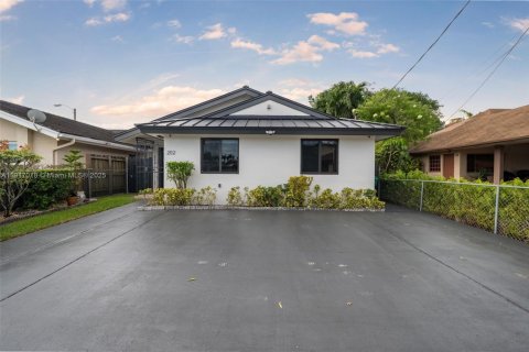 Villa ou maison à vendre à Miami, Floride: 4 chambres, 150.5 m2 № 1973528 - photo 1