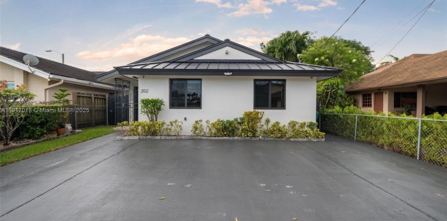 Villa ou maison à Miami, Floride 4 chambres, 150.5 m2 № 1973528