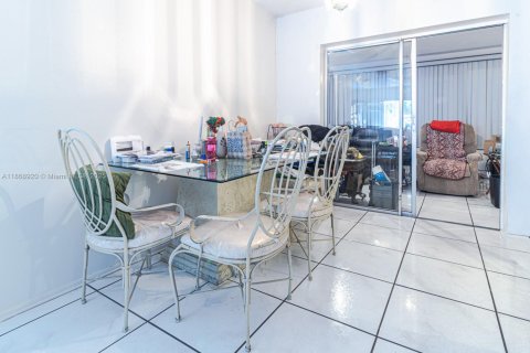 Villa ou maison à vendre à Lauderdale Lakes, Floride: 2 chambres, 127.46 m2 № 1923692 - photo 9