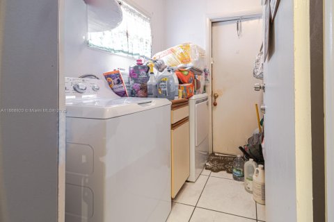 Villa ou maison à vendre à Lauderdale Lakes, Floride: 2 chambres, 127.46 m2 № 1923692 - photo 13