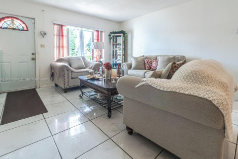 Villa ou maison à vendre à Lauderdale Lakes, Floride: 2 chambres, 127.46 m2 № 1923692 - photo 7