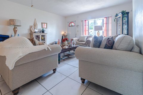 Villa ou maison à vendre à Lauderdale Lakes, Floride: 2 chambres, 127.46 m2 № 1923692 - photo 8