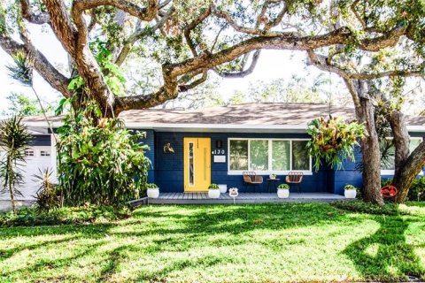 House in Saint Petersburg, Florida 3 bedrooms, 144.56 sq.m. № 1440885 - photo 1