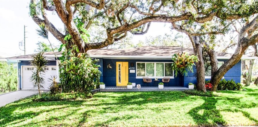 House in Saint Petersburg, Florida 3 bedrooms, 144.56 sq.m. № 1440885
