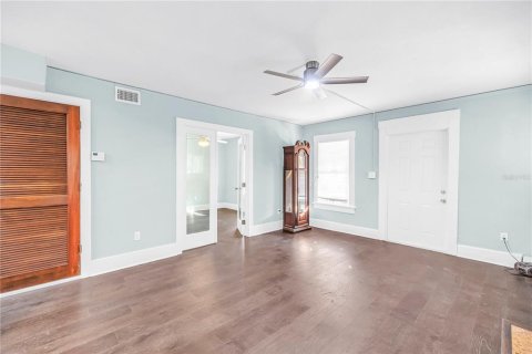 Commercial property in Saint Petersburg, Florida 5 bedrooms, 184.69 sq.m. № 2167273 - photo 4