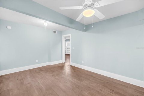 Commercial property in Saint Petersburg, Florida 5 bedrooms, 184.69 sq.m. № 2167273 - photo 13