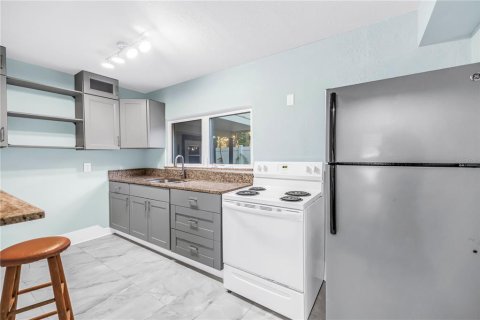 Commercial property in Saint Petersburg, Florida 5 bedrooms, 184.69 sq.m. № 2167273 - photo 7