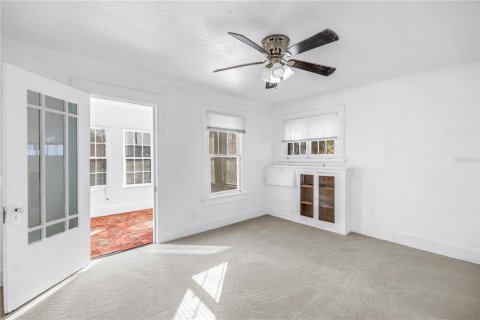 Commercial property in Saint Petersburg, Florida 5 bedrooms, 184.69 sq.m. № 2167273 - photo 18