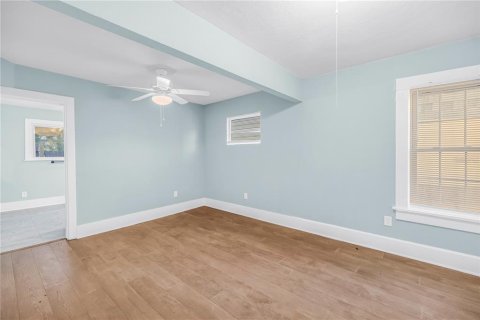 Commercial property in Saint Petersburg, Florida 5 bedrooms, 184.69 sq.m. № 2167273 - photo 12