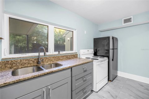Commercial property in Saint Petersburg, Florida 5 bedrooms, 184.69 sq.m. № 2167273 - photo 9