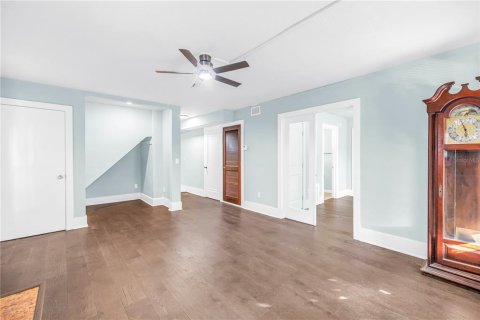 Commercial property in Saint Petersburg, Florida 5 bedrooms, 184.69 sq.m. № 2167273 - photo 2
