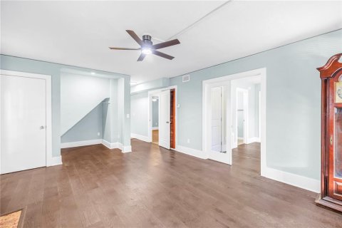 Commercial property in Saint Petersburg, Florida 5 bedrooms, 184.69 sq.m. № 2167273 - photo 11