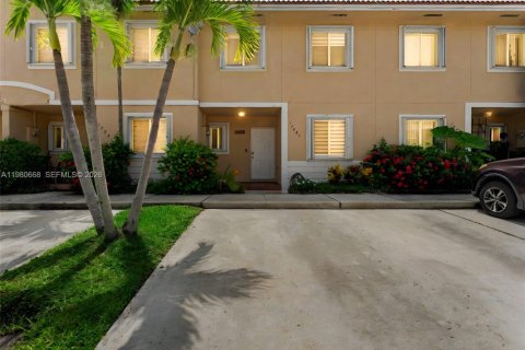 Townhouse in Miami, Florida 3 bedrooms, 117.99 sq.m. № 2051977