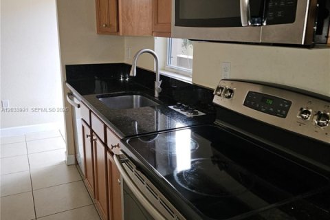 Touwnhouse à louer à Miami, Floride: 1 chambre, 214.79 m2 № 2154709 - photo 4