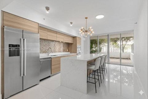 Кондоминиум с 2 спальнями в Майами-Бич, Флорида № 1975974