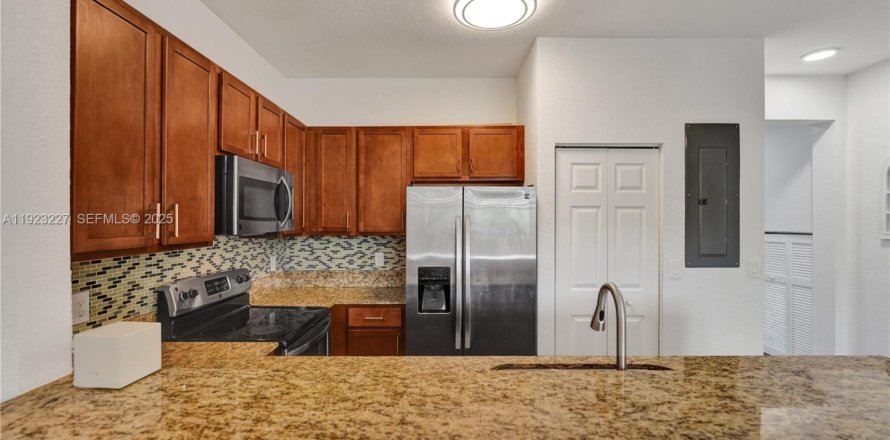 Дом в Мирамар, Флорида 3 спальни, 153.85м2 № 1976908