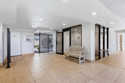 Condo in Sarasota, Florida, 2 bedrooms № 2200451 - photo 17