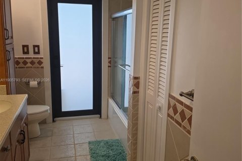 House in Miami, Florida 4 bedrooms, 285.3 sq.m. № 2089109 - photo 18