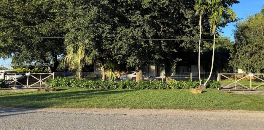 House in Miami, Florida 4 bedrooms, 285.3 sq.m. № 2089109