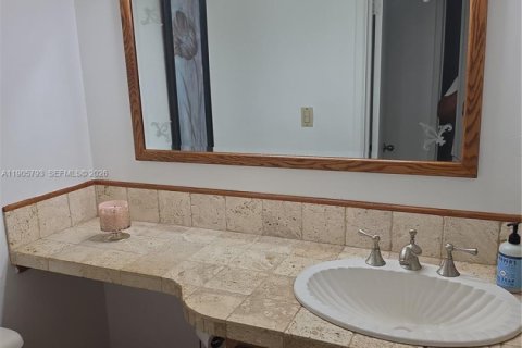 House in Miami, Florida 4 bedrooms, 285.3 sq.m. № 2089109 - photo 19