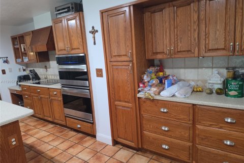 House in Miami, Florida 4 bedrooms, 285.3 sq.m. № 2089109 - photo 12
