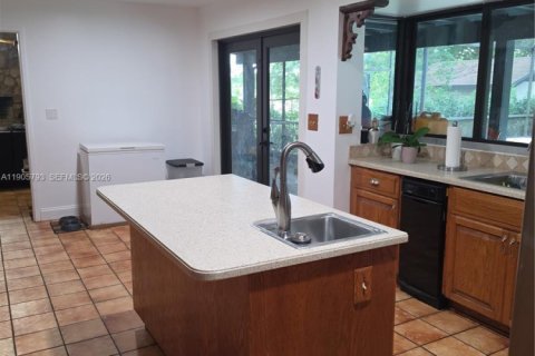 House in Miami, Florida 4 bedrooms, 285.3 sq.m. № 2089109 - photo 14