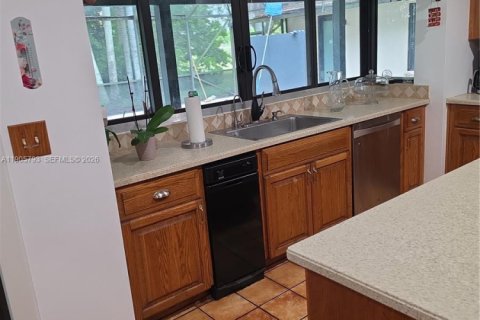 House in Miami, Florida 4 bedrooms, 285.3 sq.m. № 2089109 - photo 16