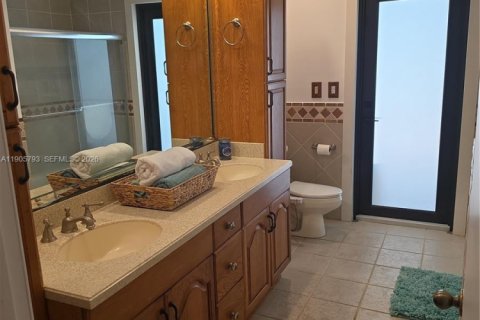 House in Miami, Florida 4 bedrooms, 285.3 sq.m. № 2089109 - photo 17