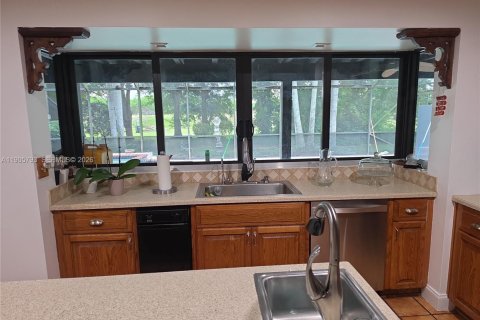 House in Miami, Florida 4 bedrooms, 285.3 sq.m. № 2089109 - photo 13
