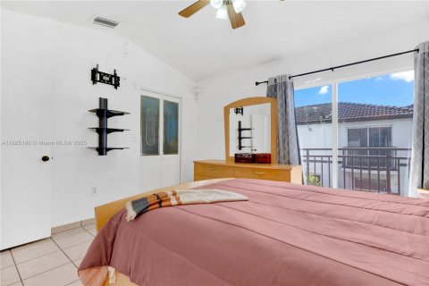 Condo in Miami, Florida, 3 bedrooms  № 1942177 - photo 1