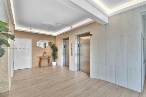 Снять в аренду кондоминиум в Майами-Бич, Флорида 2 спальни, 76.18м2, № 1952255 - фото 3