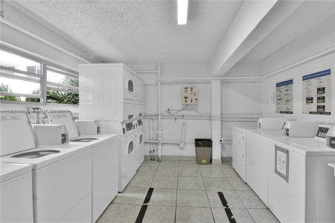 Снять в аренду кондоминиум в Майами-Бич, Флорида 2 спальни, 76.18м2, № 1952255 - фото 10