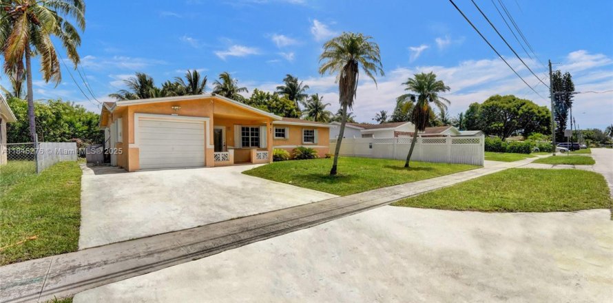 House in Lauderhill, Florida 3 bedrooms, 95.5 sq.m. № 1840982