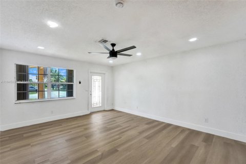 House in Lauderhill, Florida 3 bedrooms, 95.5 sq.m. № 1840982 - photo 4