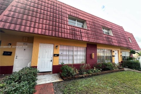 Adosado en Lauderhill, Florida 2 dormitorios, 87.33 m2 № 2082990