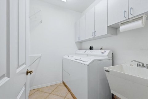 House in Sarasota, Florida 4 bedrooms, 186.08 sq.m. № 2129175 - photo 22