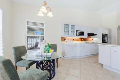 House in Sarasota, Florida 4 bedrooms, 186.08 sq.m. № 2129175 - photo 9