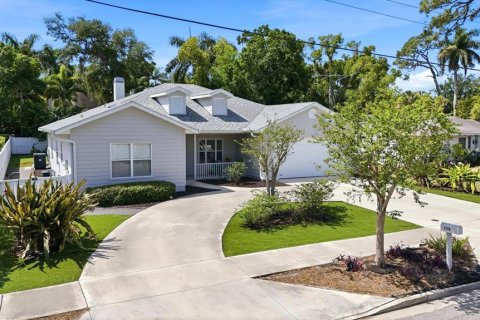 House in Sarasota, Florida 4 bedrooms, 186.08 sq.m. № 2129175