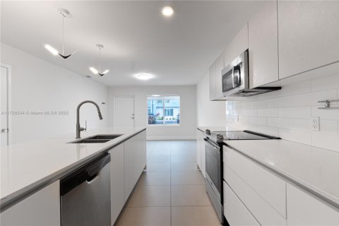 Adosado en venta en Miami, Florida, 3 dormitorios, 127.83 m2 № 1481606 - foto 12