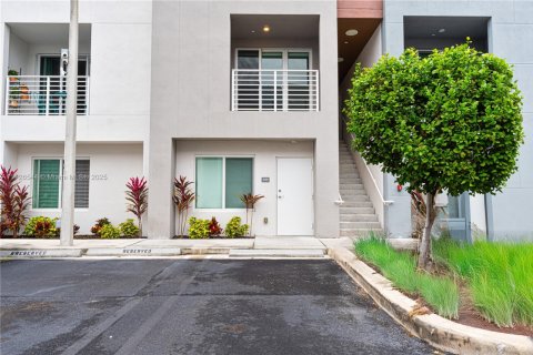 Adosado en venta en Miami, Florida, 3 dormitorios, 127.83 m2 № 1481606 - foto 1