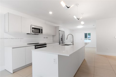 Adosado en venta en Miami, Florida, 3 dormitorios, 127.83 m2 № 1481606 - foto 8