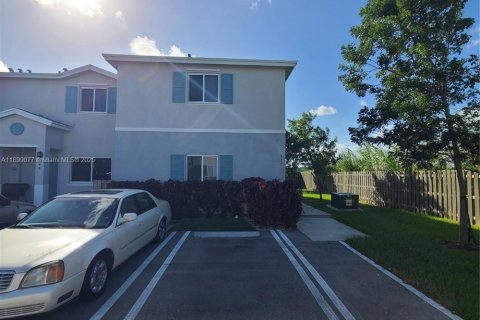 Townhouse in Florida City, Florida 4 bedrooms, 160.72 sq.m. № 1954070 - photo 2