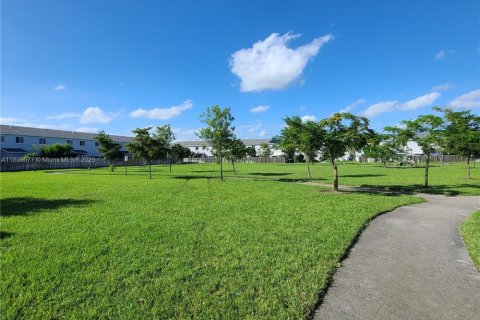 Townhouse in Florida City, Florida 4 bedrooms, 160.72 sq.m. № 1954070 - photo 7