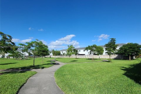 Townhouse in Florida City, Florida 4 bedrooms, 160.72 sq.m. № 1954070 - photo 6
