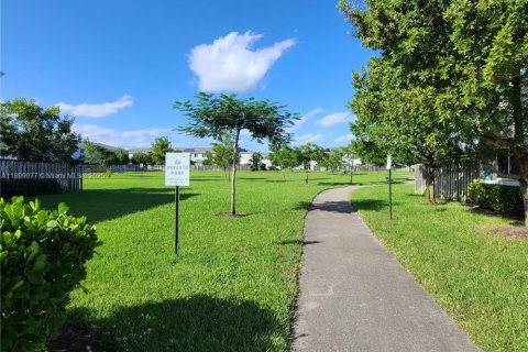 Townhouse in Florida City, Florida 4 bedrooms, 160.72 sq.m. № 1954070 - photo 5