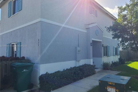 Townhouse in Florida City, Florida 4 bedrooms, 160.72 sq.m. № 1954070 - photo 4