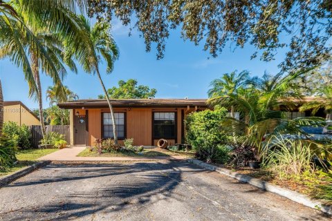 Дом в Пемброк-Пайнс, Флорида 3 спальни, 108.88м2 № 1996133