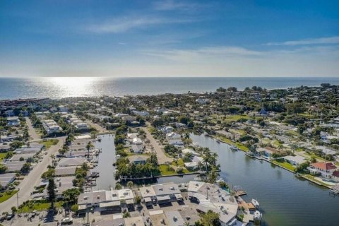 House in Holmes Beach, Florida 2 bedrooms, 97.55 sq.m. № 1725414 - photo 1
