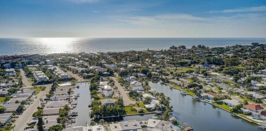 House in Holmes Beach, Florida 2 bedrooms, 97.55 sq.m. № 1725414