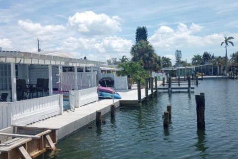House in Holmes Beach, Florida 2 bedrooms, 97.55 sq.m. № 1725414 - photo 3